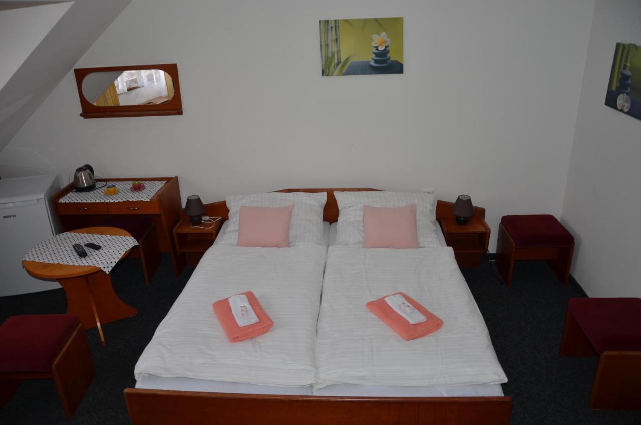 Guesthouse Zlaty Hrozen Česká Lípa Exteriör bild
